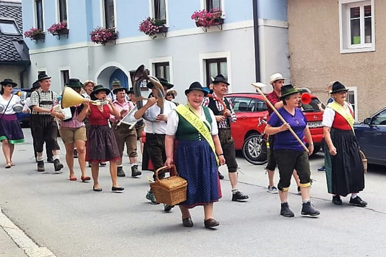 Fast im Gleichschritt marsch