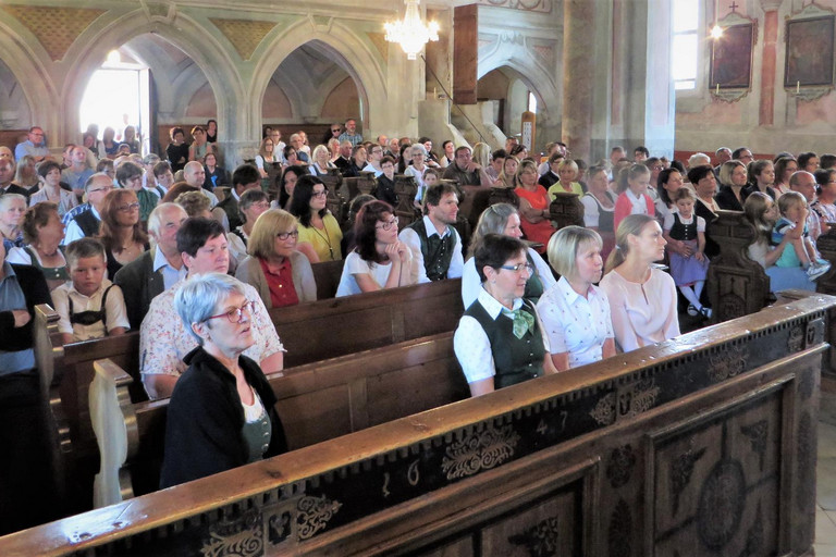 Zahlreiche Zuhoerer in der Stadtpfarrkirche