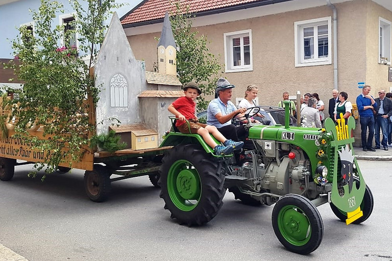 Reini und seine Copiloten steuern den Festwagen sicher über den Hauptplatz