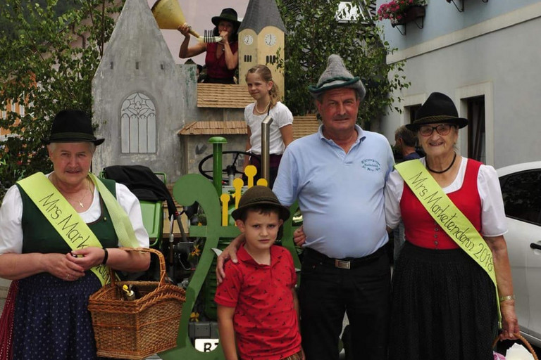 Zwei hübsche Marketenderinnen in Herrnbegleitung!